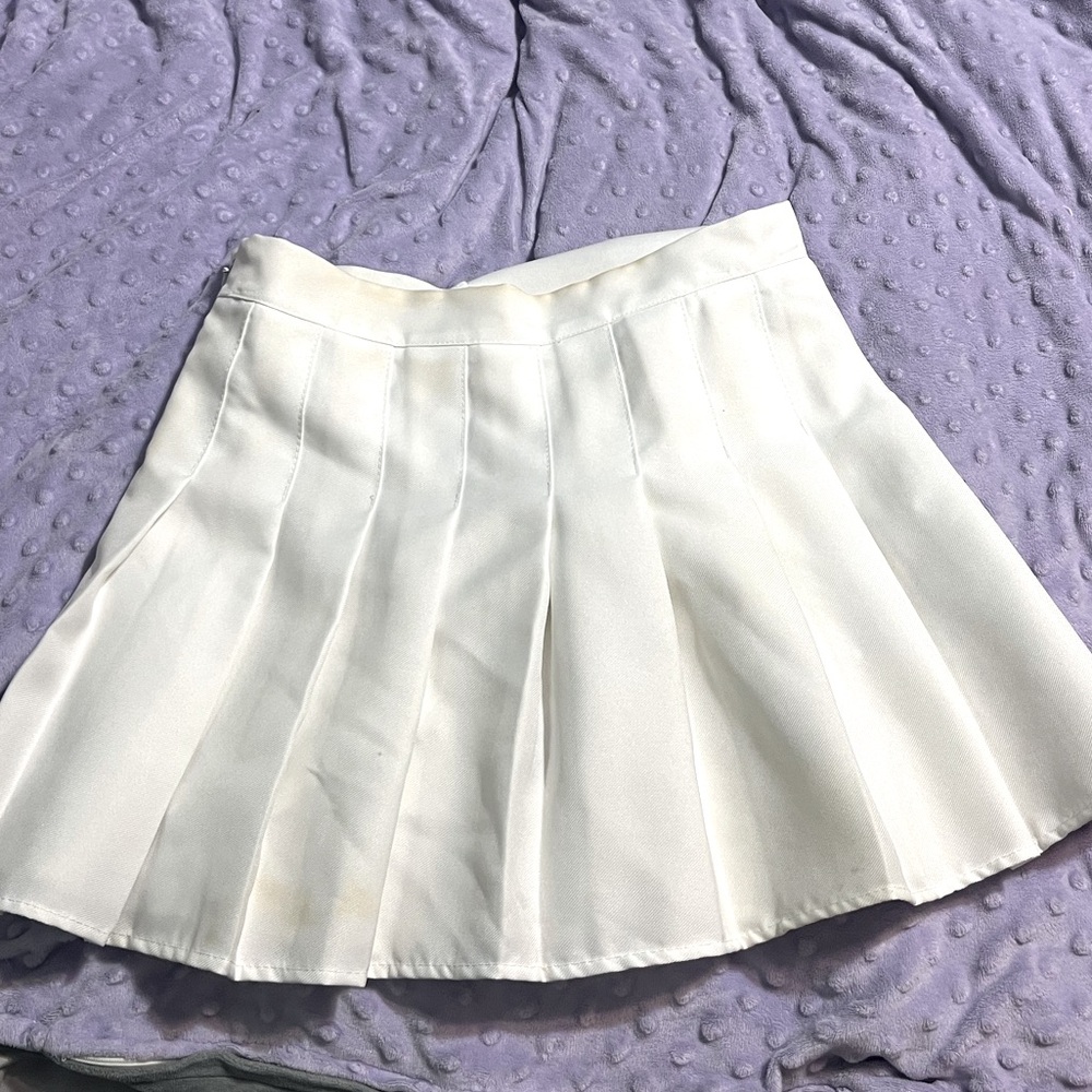 White pleated skirt with side zip